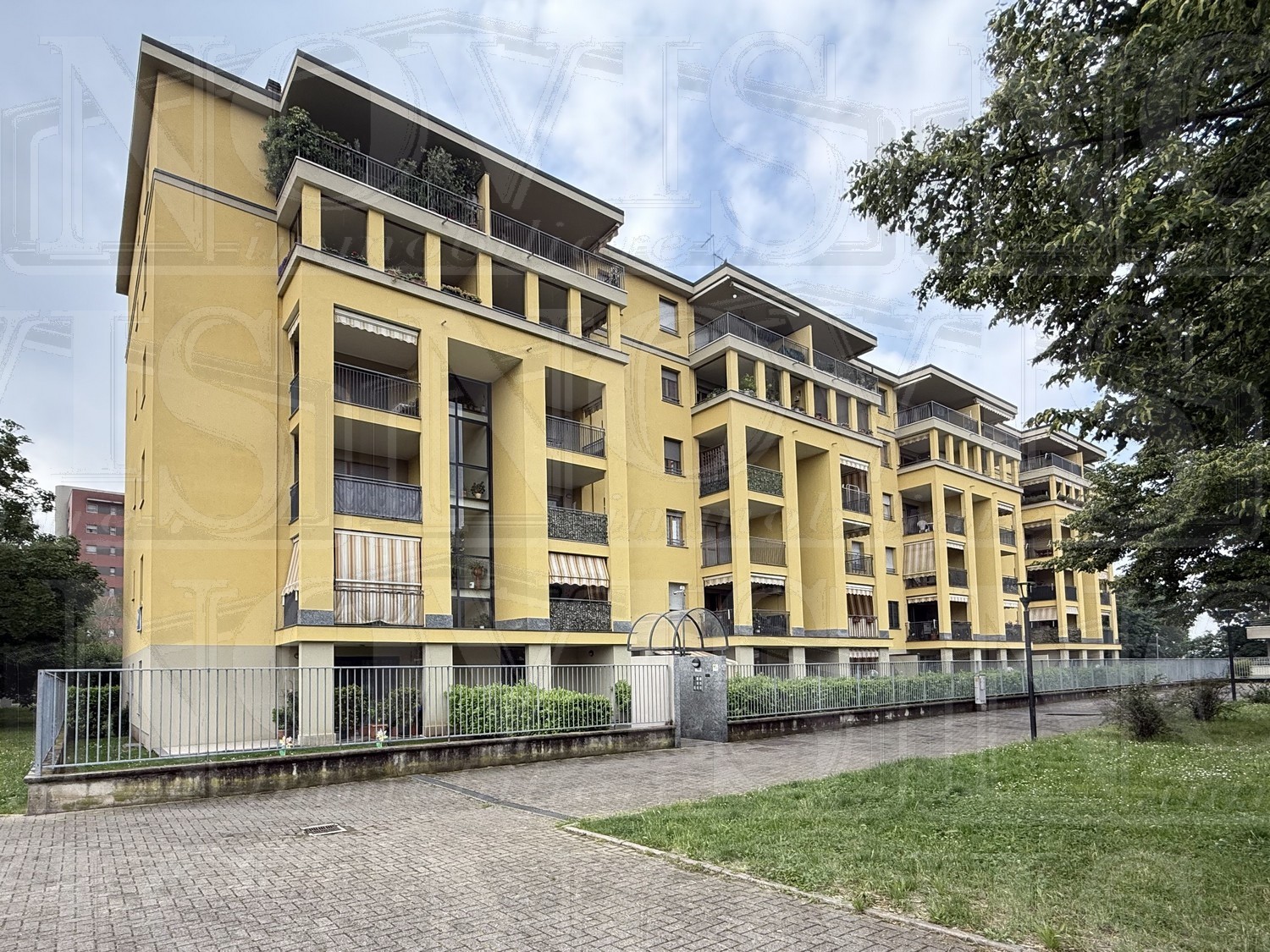 Tre locali con doppi servizi cantina e box