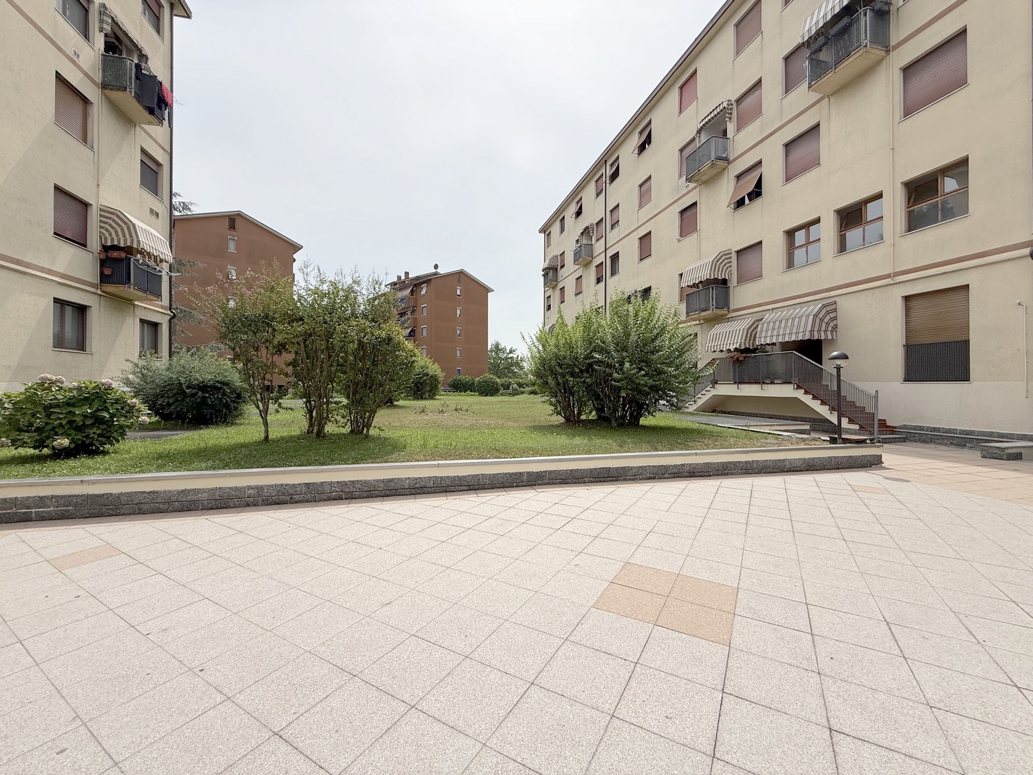Tre locali disposto su due livelli con cantina e box